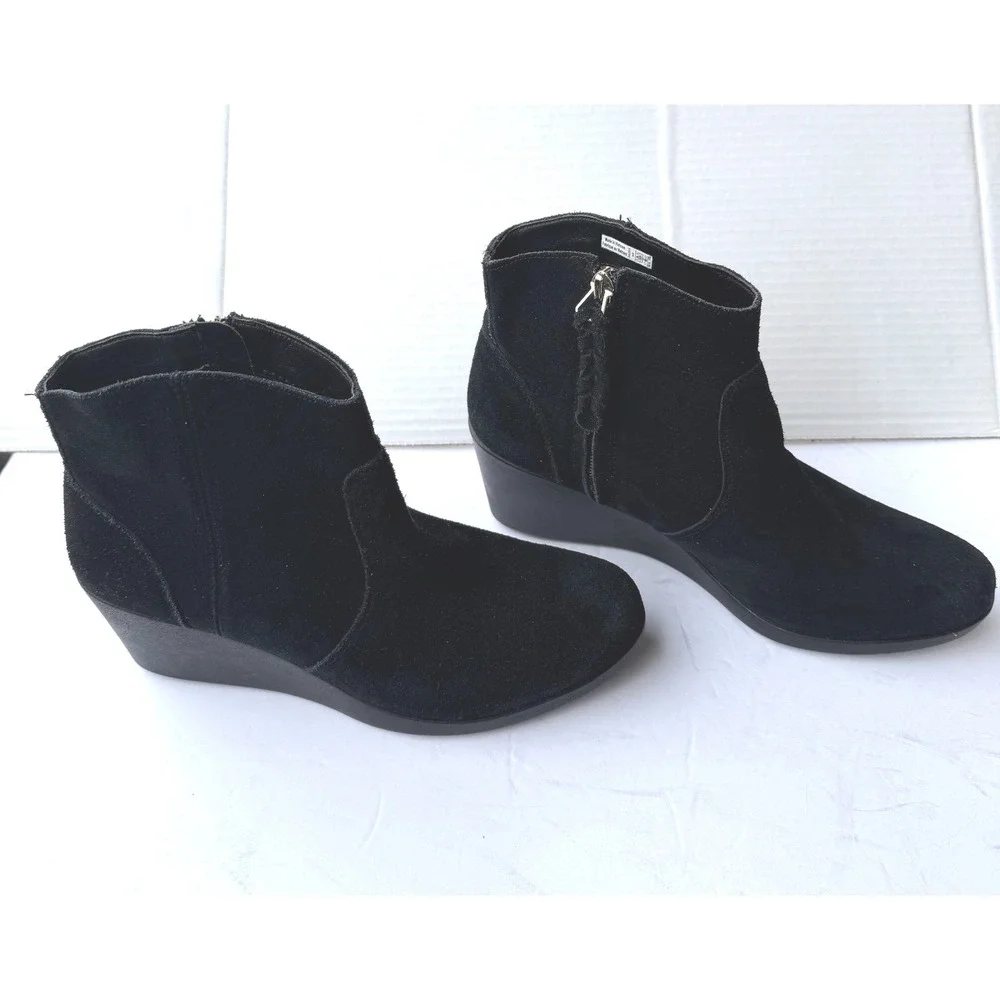 Crocs Leigh Black Suede Zip Up Wedge Dual Comfort Ankle Bootie Boots‎ Sz 9